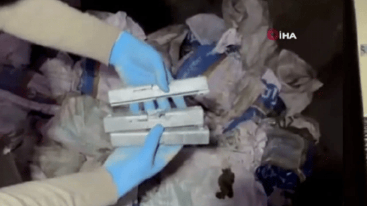 Foto - Pendik’te cephanelik kuyusu: Toprağın altından silah deposu çıktı