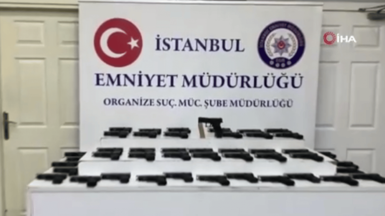 Foto - Pendik’te cephanelik kuyusu: Toprağın altından silah deposu çıktı