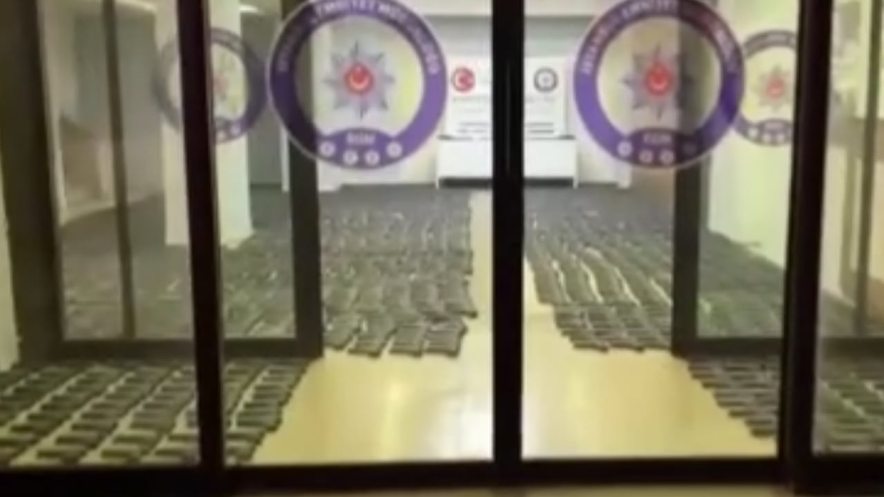 Foto - Pendik’te cephanelik kuyusu: Toprağın altından silah deposu çıktı