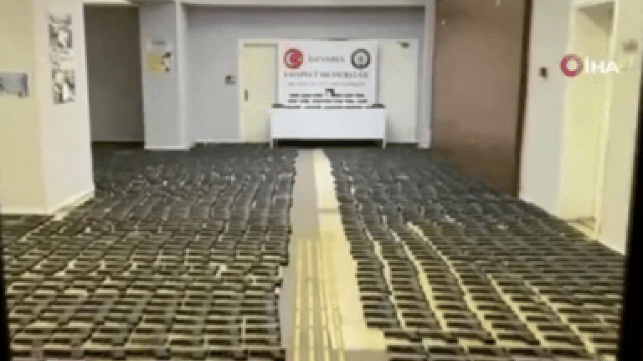 Pendik’te cephanelik kuyusu: Toprağın altından silah deposu çıktı