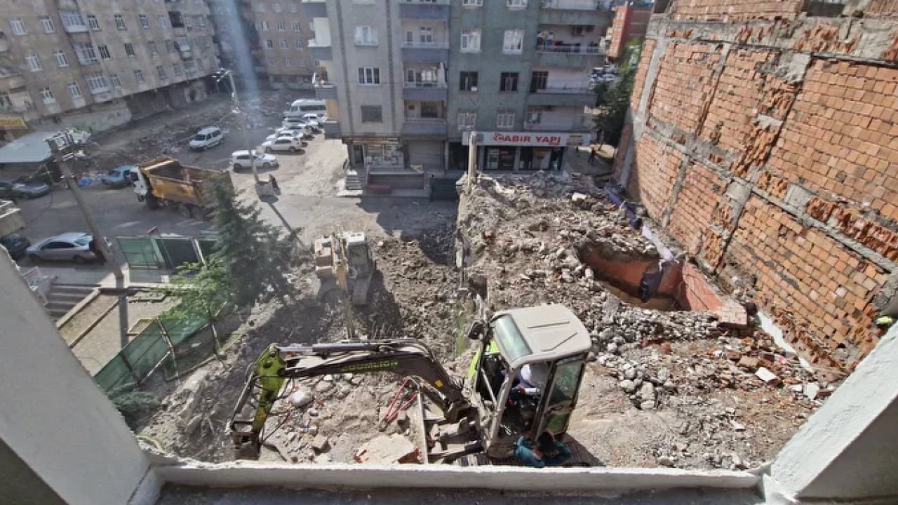 Foto - Pes dedirten kurnazlık! Yıkımda ortaya çıktı: Bina komşu duvarla ayakta kalmış