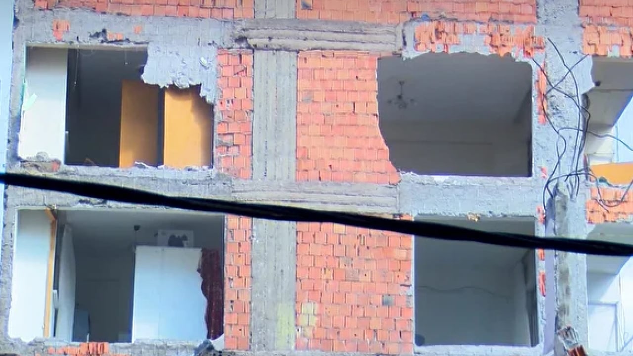 Foto - Pes dedirten kurnazlık! Yıkımda ortaya çıktı: Bina komşu duvarla ayakta kalmış