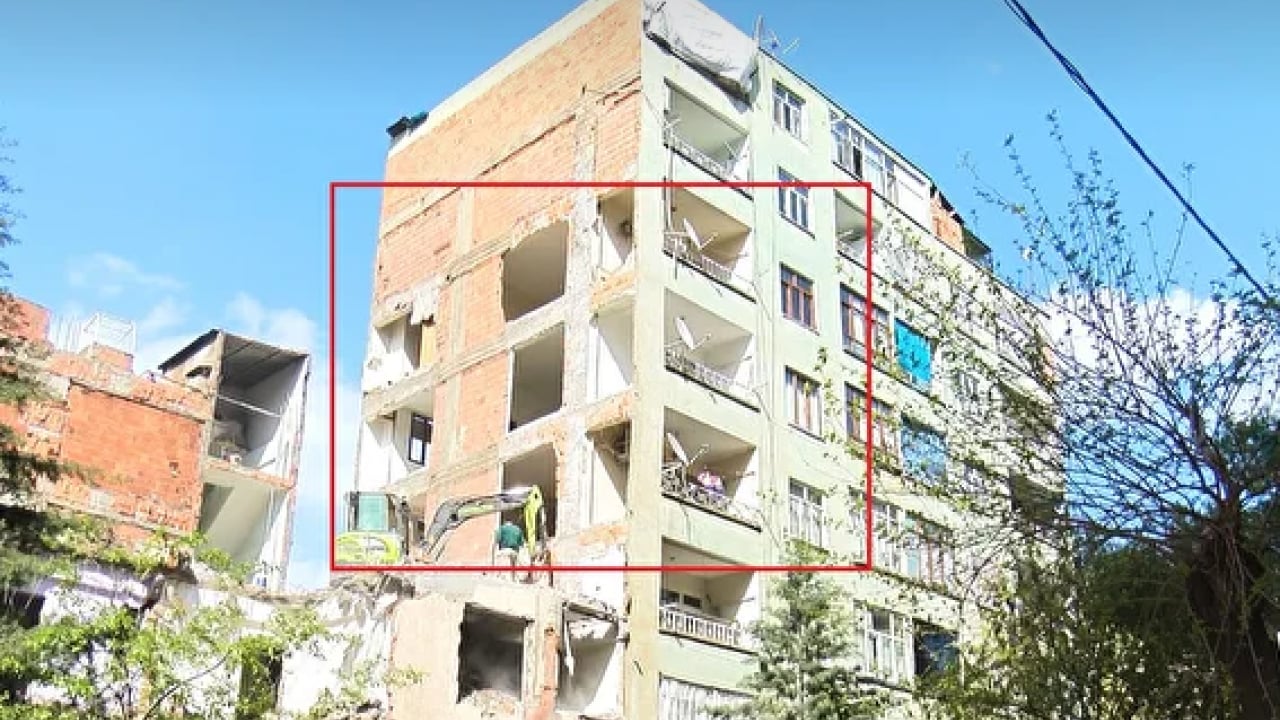 Foto - Pes dedirten kurnazlık! Yıkımda ortaya çıktı: Bina komşu duvarla ayakta kalmış