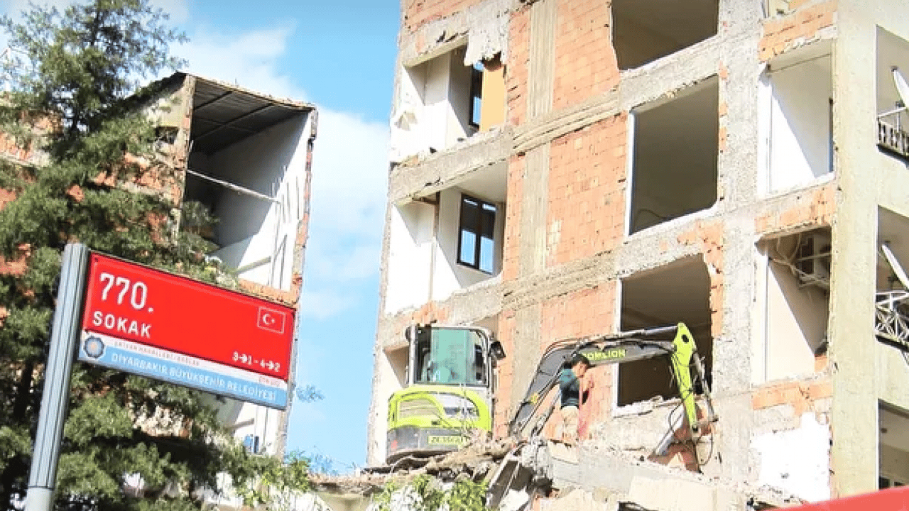 Foto - Pes dedirten kurnazlık! Yıkımda ortaya çıktı: Bina komşu duvarla ayakta kalmış