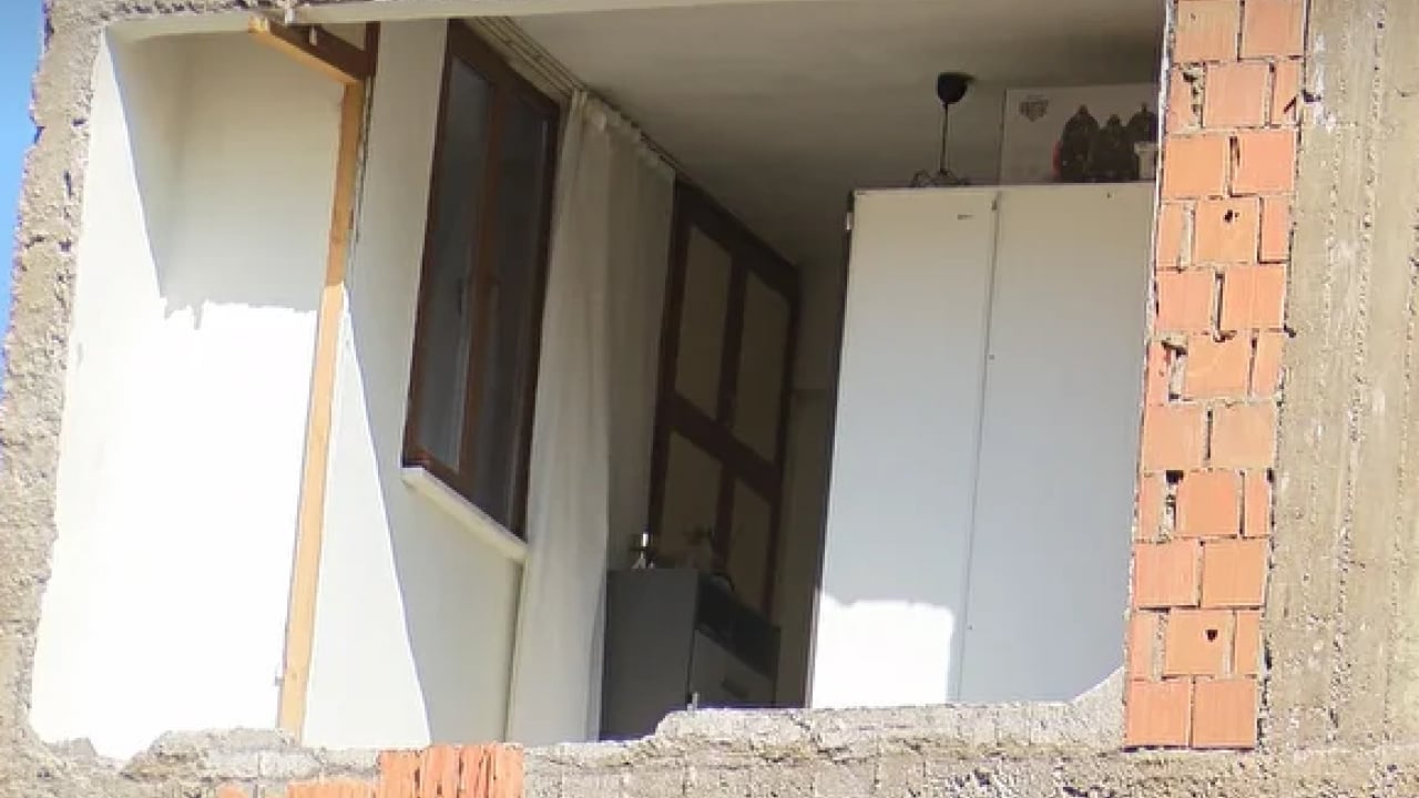 Foto - Pes dedirten kurnazlık! Yıkımda ortaya çıktı: Bina komşu duvarla ayakta kalmış