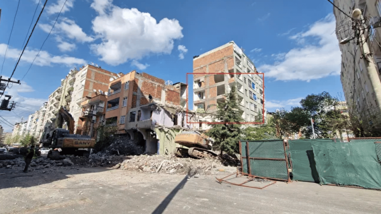 Foto - Pes dedirten kurnazlık! Yıkımda ortaya çıktı: Bina komşu duvarla ayakta kalmış