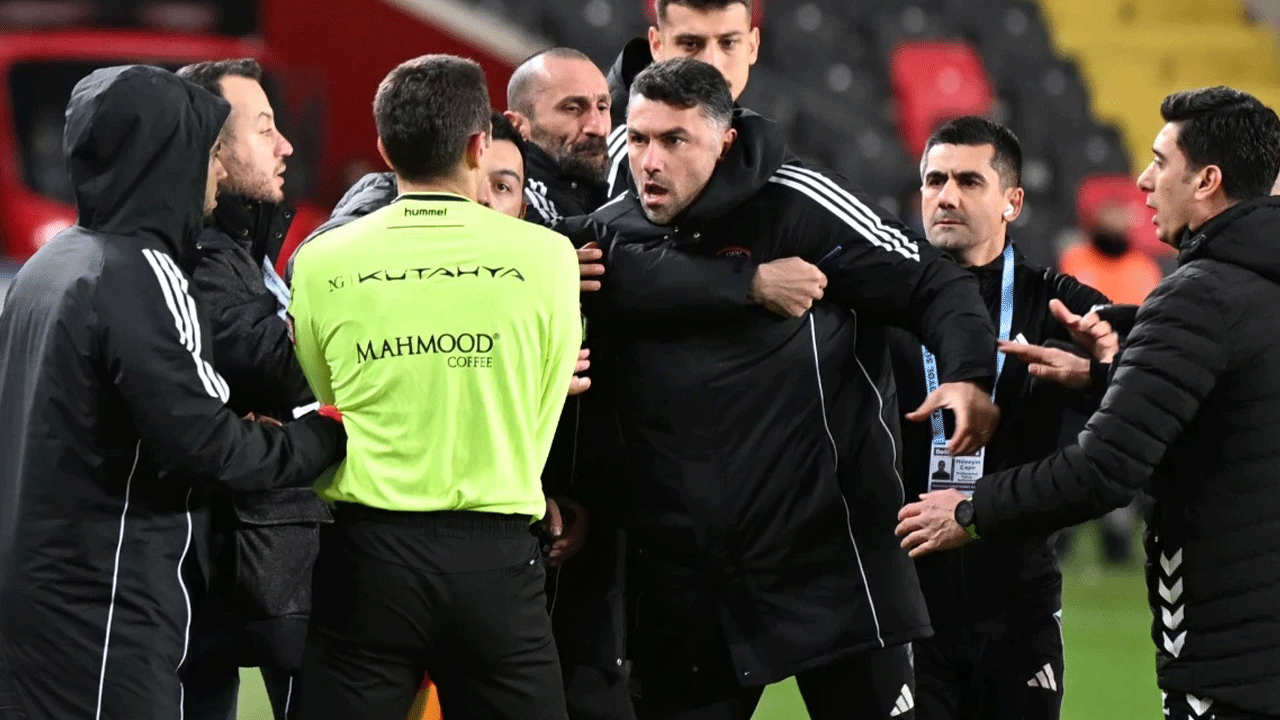 Foto - Peş peşe çıkan kırmızı kartlar Burak Yılmaz’ı delirtti: Önüne çıkana saldırdı