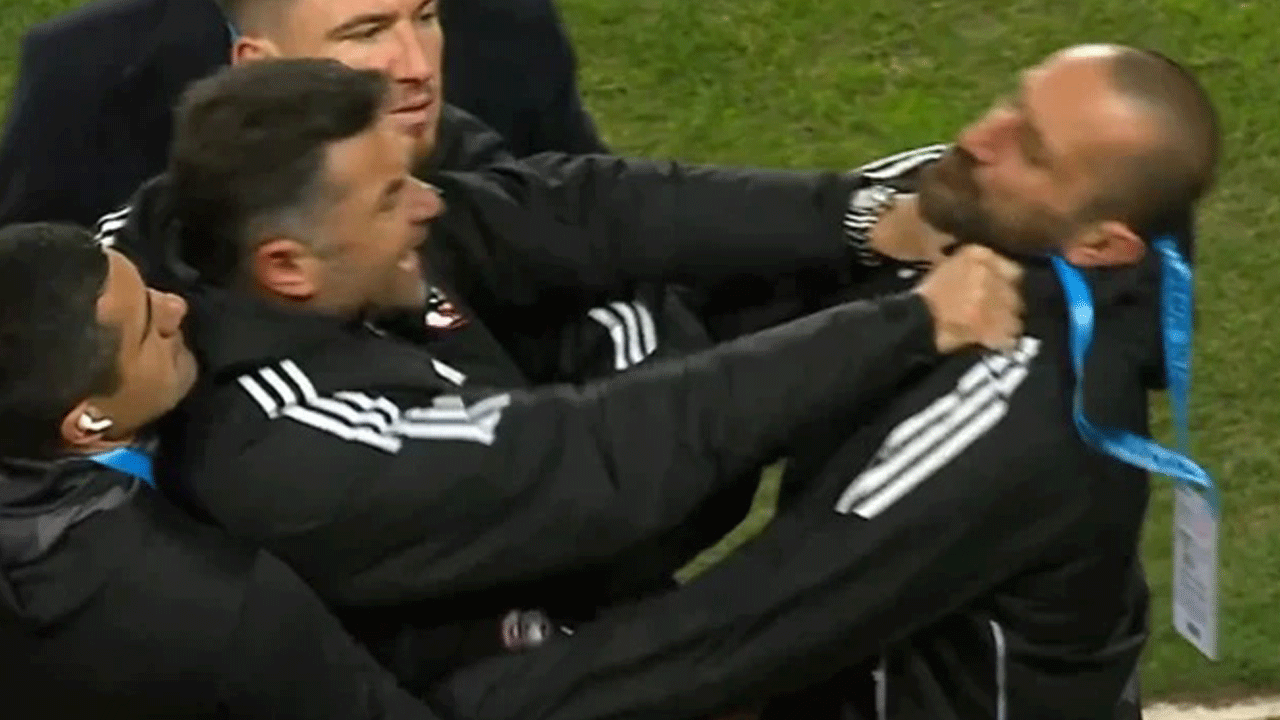 Foto - Peş peşe çıkan kırmızı kartlar Burak Yılmaz’ı delirtti: Önüne çıkana saldırdı