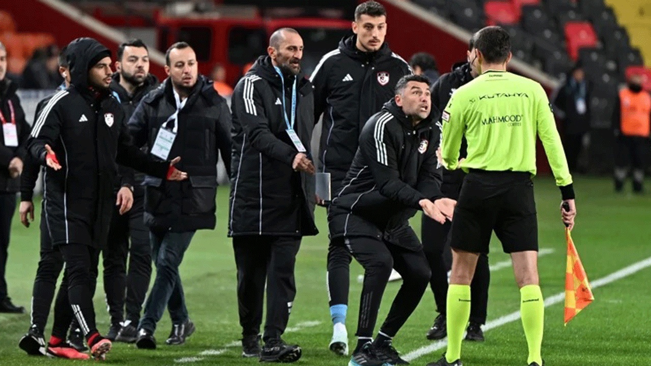 Foto - Peş peşe çıkan kırmızı kartlar Burak Yılmaz’ı delirtti: Önüne çıkana saldırdı