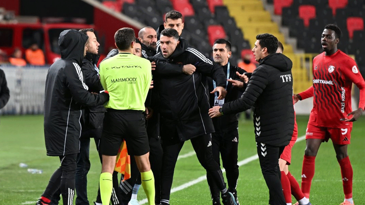 Foto - Peş peşe çıkan kırmızı kartlar Burak Yılmaz’ı delirtti: Önüne çıkana saldırdı