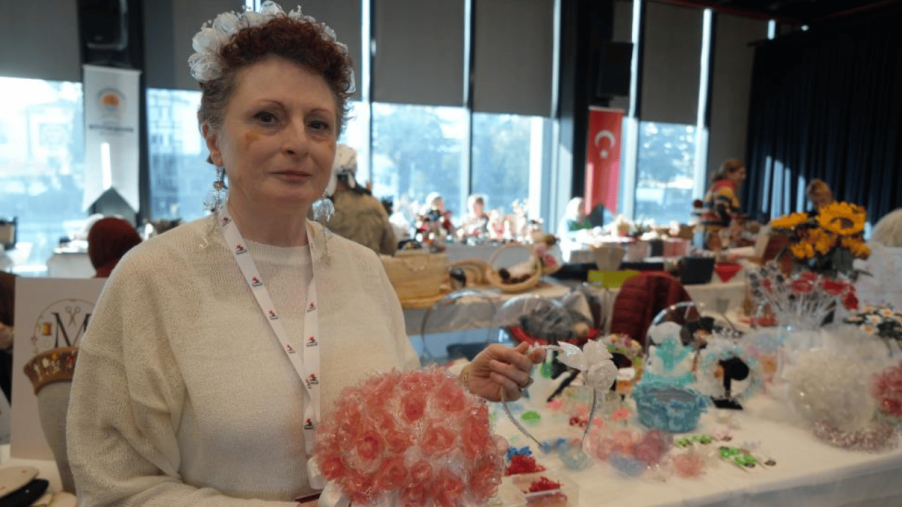 Pet şişelerden sanat eseri: 200 farklı ürün ziyaretçilerle buluşuyor