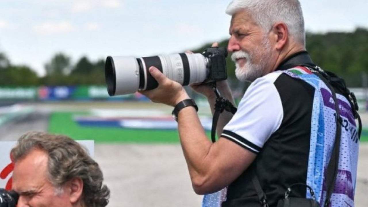 Foto - Petr Pavel kendini formula pistine attı! Başkanlık koltuğundan foto muhabirliğine!