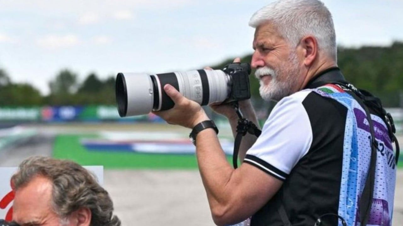 Foto - Petr Pavel kendini formula pistine attı! Başkanlık koltuğundan foto muhabirliğine!