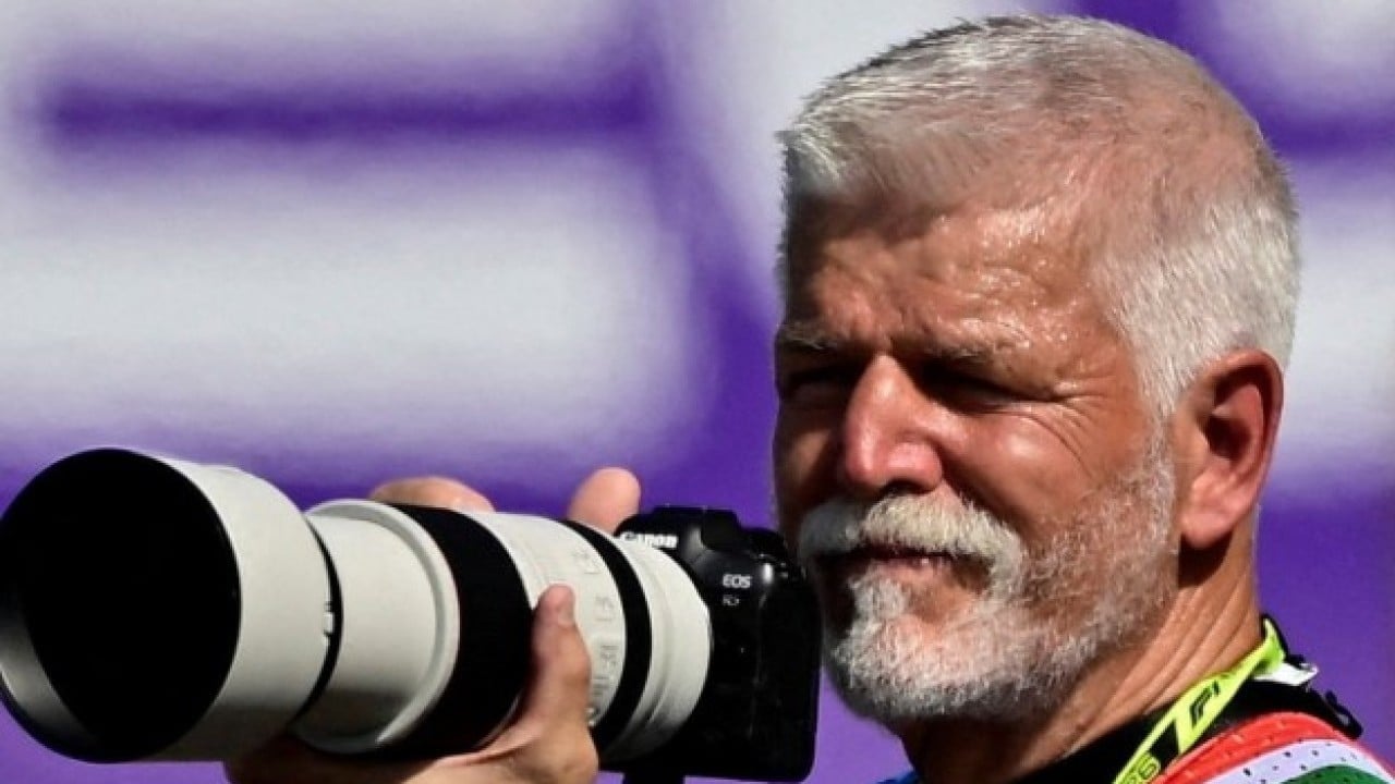 Foto - Petr Pavel kendini formula pistine attı! Başkanlık koltuğundan foto muhabirliğine!
