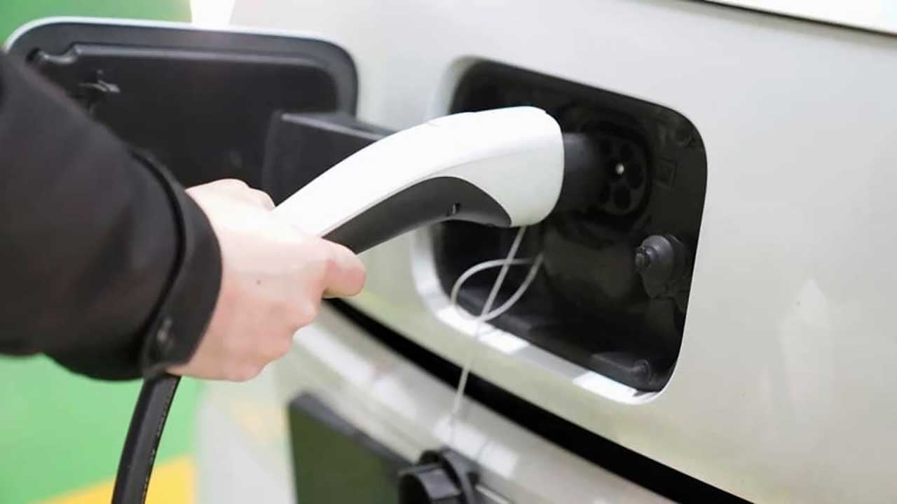 Foto - Petrol devi elektrikli otomobil üretti! 10 dakikada şarj oluyor