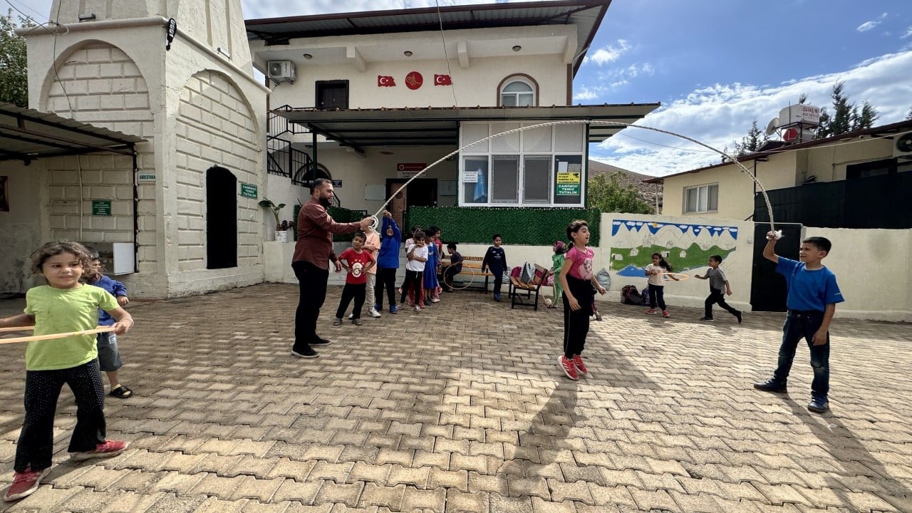 Foto - Peygamberin izinden giden imam, pek kimsenin uğramadığı camiyi bayram yerine çevirdi: Sadece çocuk cemaat sayısı 100’ü geçti