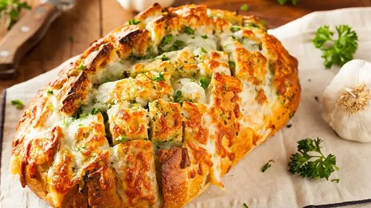 Peynir ekmek ile yapılan 3 peynirli ekmek tarifi: Hafta sonu kahvaltılarını şölen havasına çeviriyor!