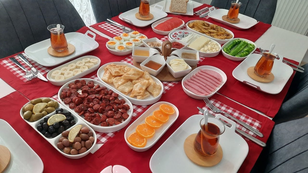 Foto - Peynir ekmek ile yapılan 3 peynirli ekmek tarifi: Hafta sonu kahvaltılarını şölen havasına çeviriyor!