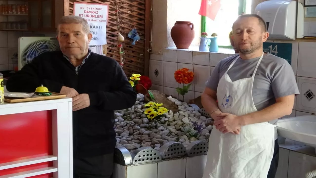 Pidecinin ortasında yatır mezarı! Müşteriler gördüğünde donup kalıyor