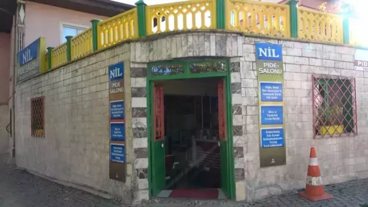 Foto - Pidecinin ortasında yatır mezarı! Müşteriler gördüğünde donup kalıyor