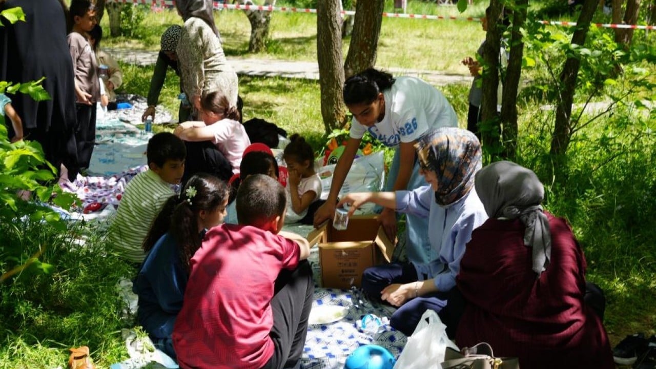 Foto - Piknik ve karne hediyesi Kızılay ve gönüllüler onları unutmadı