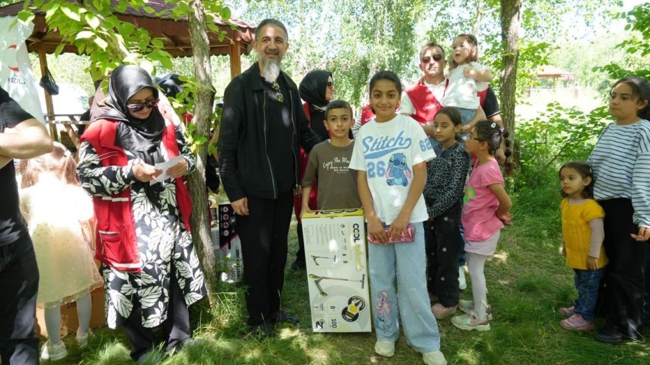 Foto - Piknik ve karne hediyesi Kızılay ve gönüllüler onları unutmadı