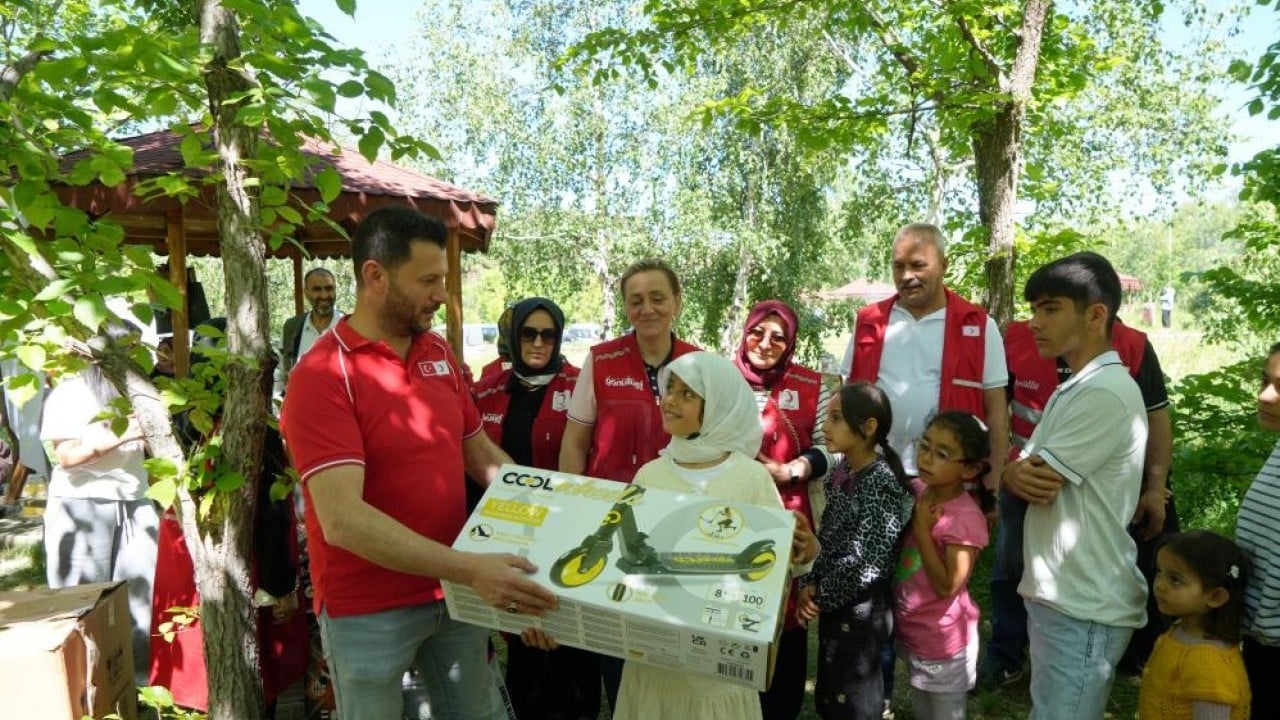 Piknik ve karne hediyesi Kızılay ve gönüllüler onları unutmadı