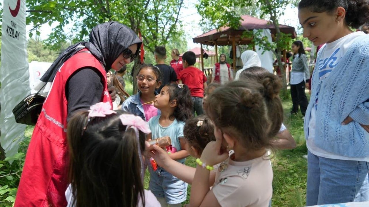 Foto - Piknik ve karne hediyesi Kızılay ve gönüllüler onları unutmadı