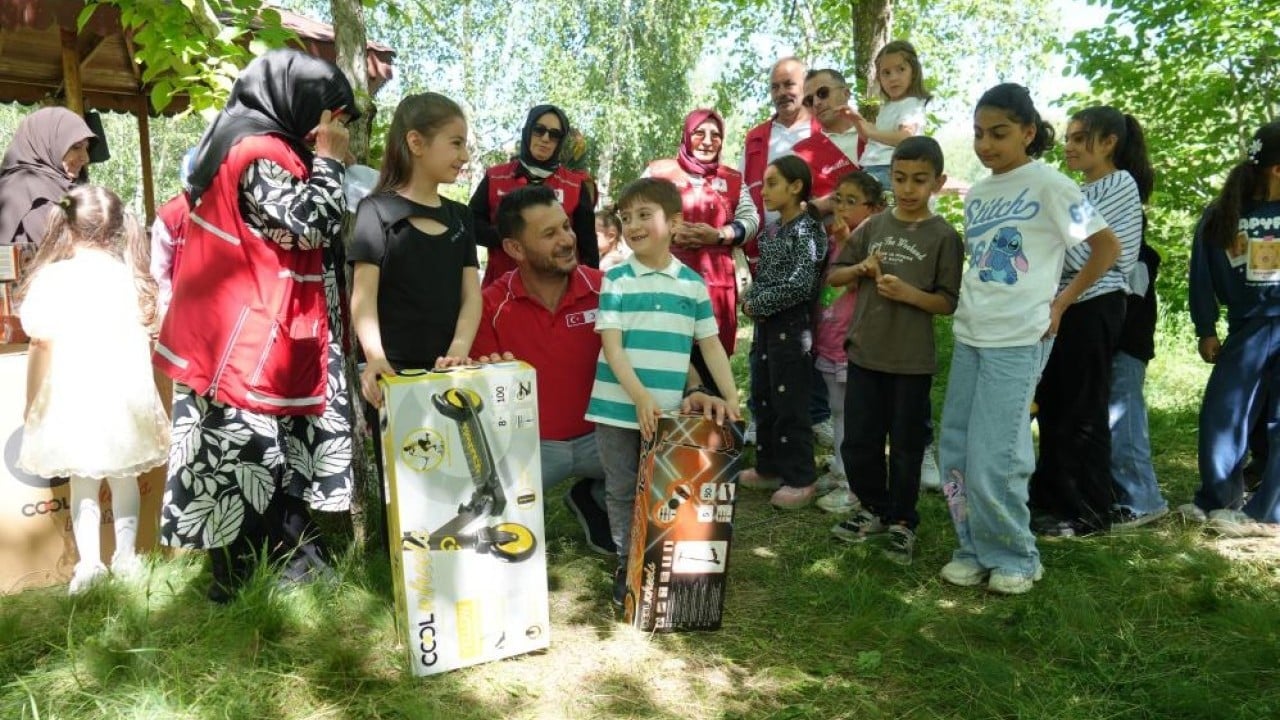 Foto - Piknik ve karne hediyesi Kızılay ve gönüllüler onları unutmadı