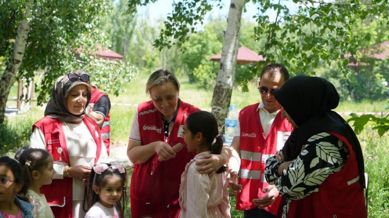 Foto - Piknik ve karne hediyesi Kızılay ve gönüllüler onları unutmadı