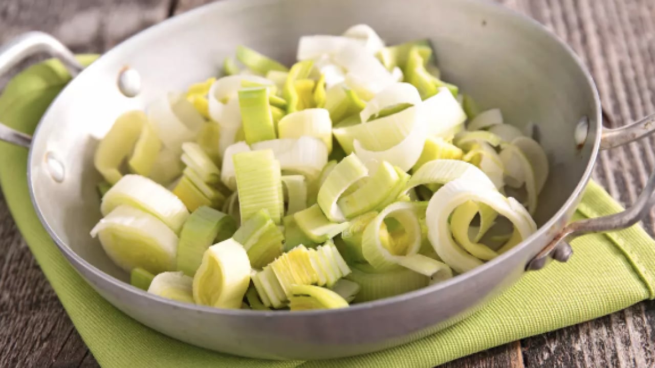 Foto - Pırasa deyip geçmeyin! O organa fayda veriyor... İçine 1 kaşık ekleyince vücudu baştan aşağı yeniliyor