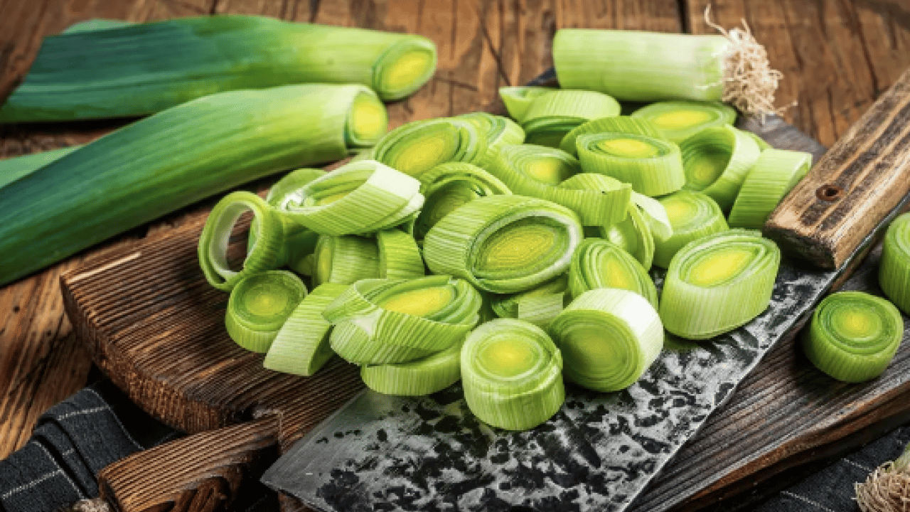 Foto - Pırasa deyip geçmeyin! O organa fayda veriyor... İçine 1 kaşık ekleyince vücudu baştan aşağı yeniliyor