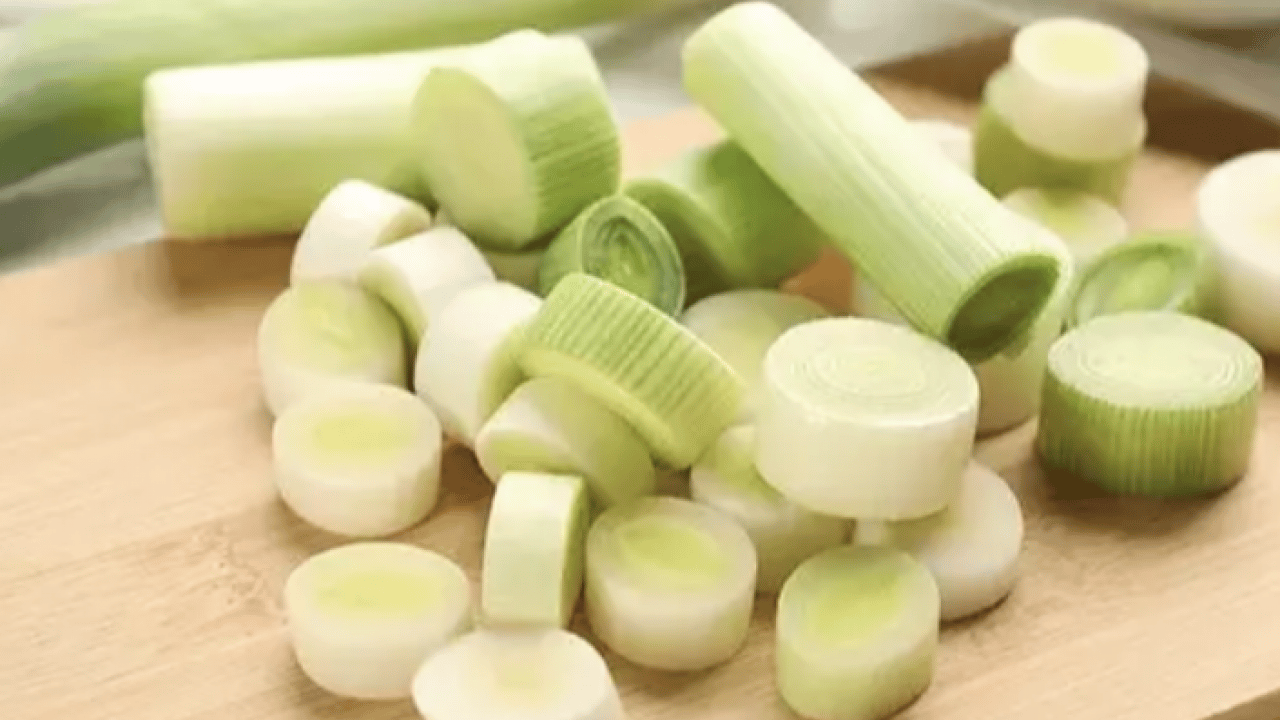 Foto - Pırasa deyip geçmeyin! O organa fayda veriyor... İçine 1 kaşık ekleyince vücudu baştan aşağı yeniliyor