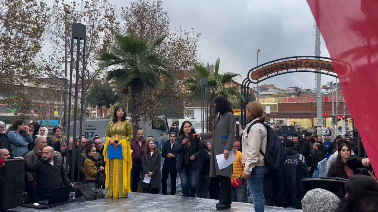 Foto - Polis, atılan slogana müdahale etti, DEM Partili Sezai Temelli çılgına döndü! Ortalık bir anda karıştı