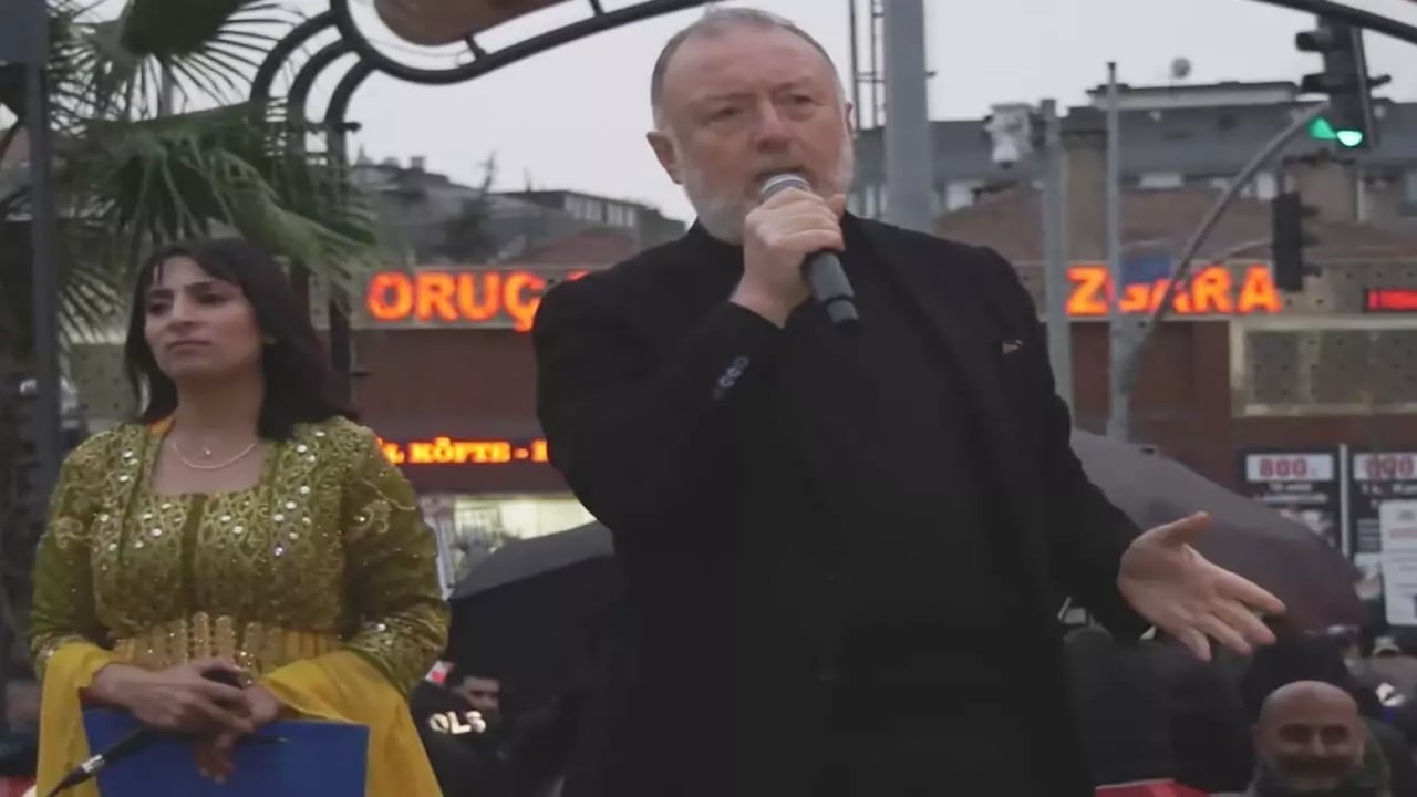 Foto - Polis, atılan slogana müdahale etti, DEM Partili Sezai Temelli çılgına döndü! Ortalık bir anda karıştı