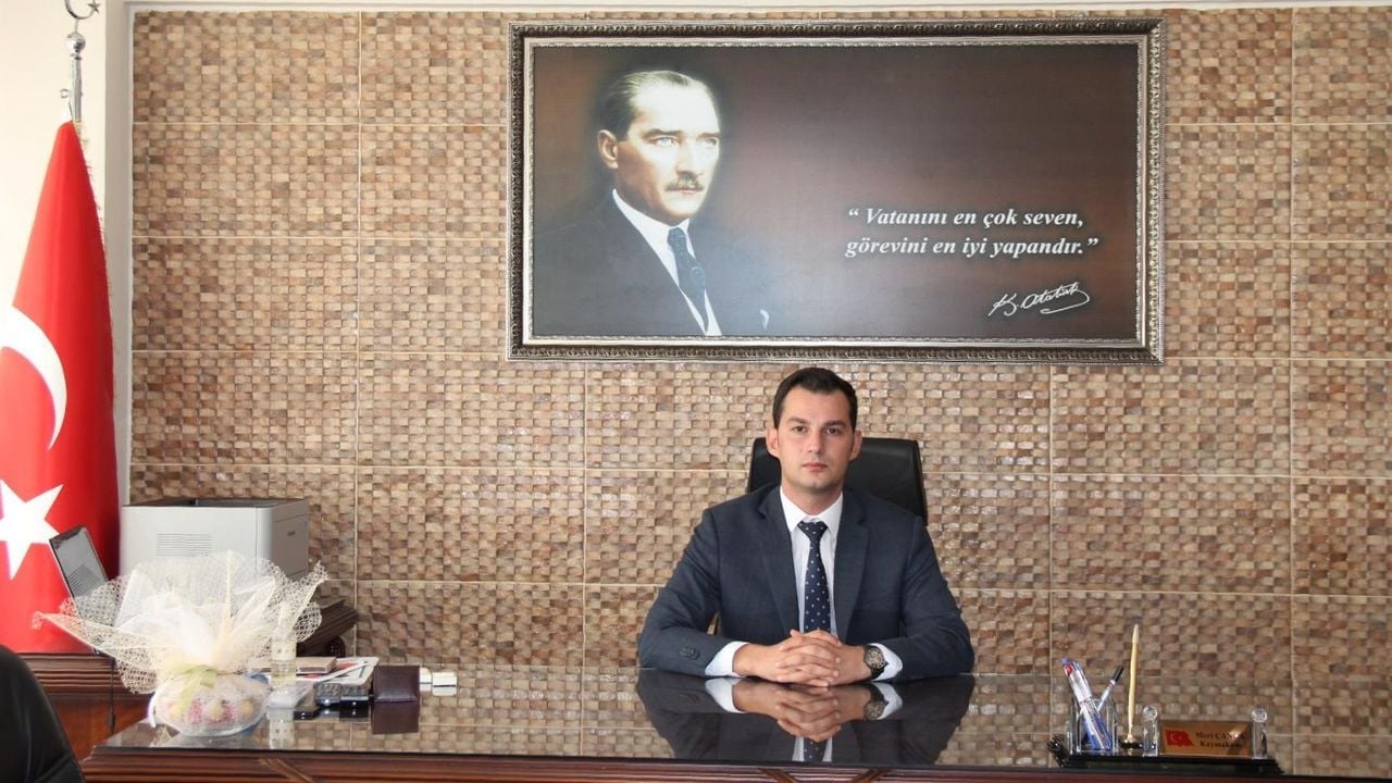 Foto - Polis, cami çıkışı elinde ayakkabıyla kaymakamı bekledi! Kaymakam bey, tepkiler sonrası bakın ne dedi? 