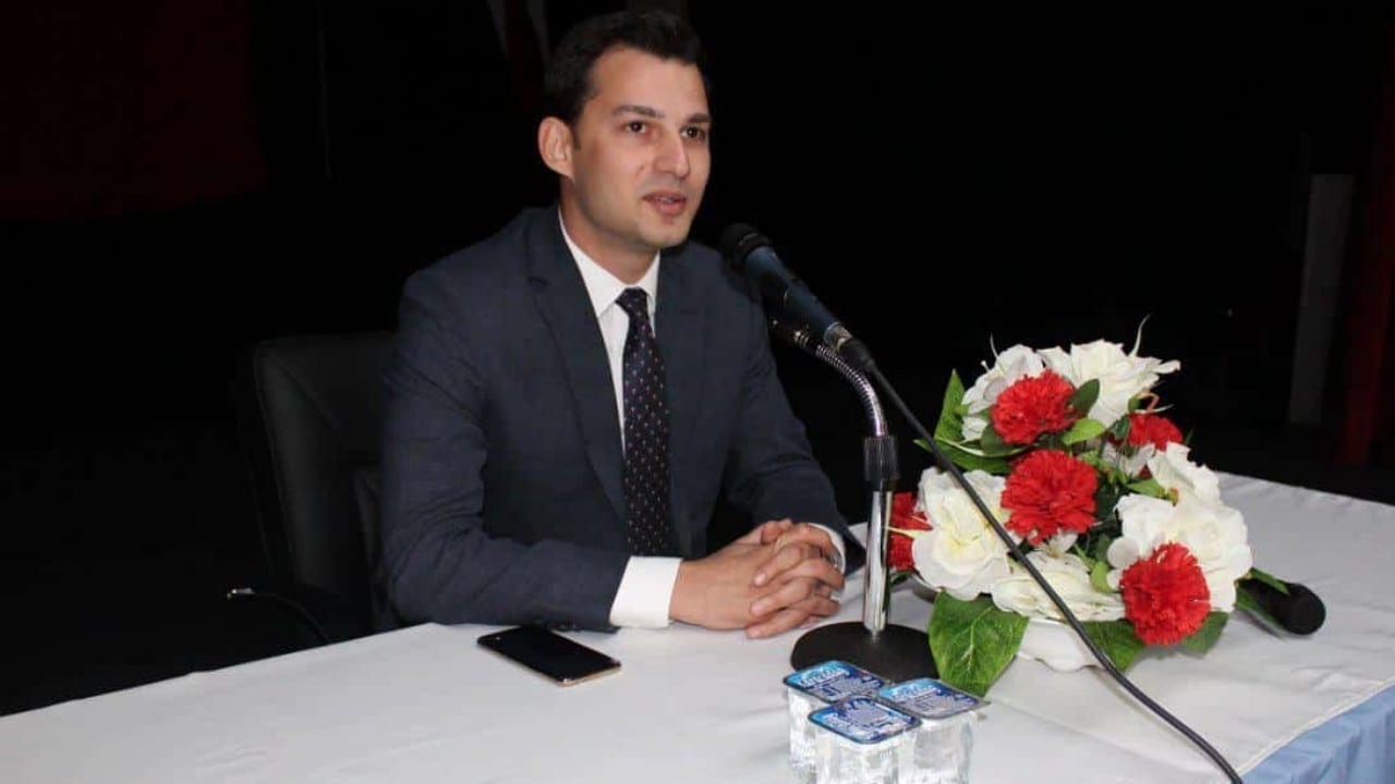 Foto - Polis, cami çıkışı elinde ayakkabıyla kaymakamı bekledi! Kaymakam bey, tepkiler sonrası bakın ne dedi? 