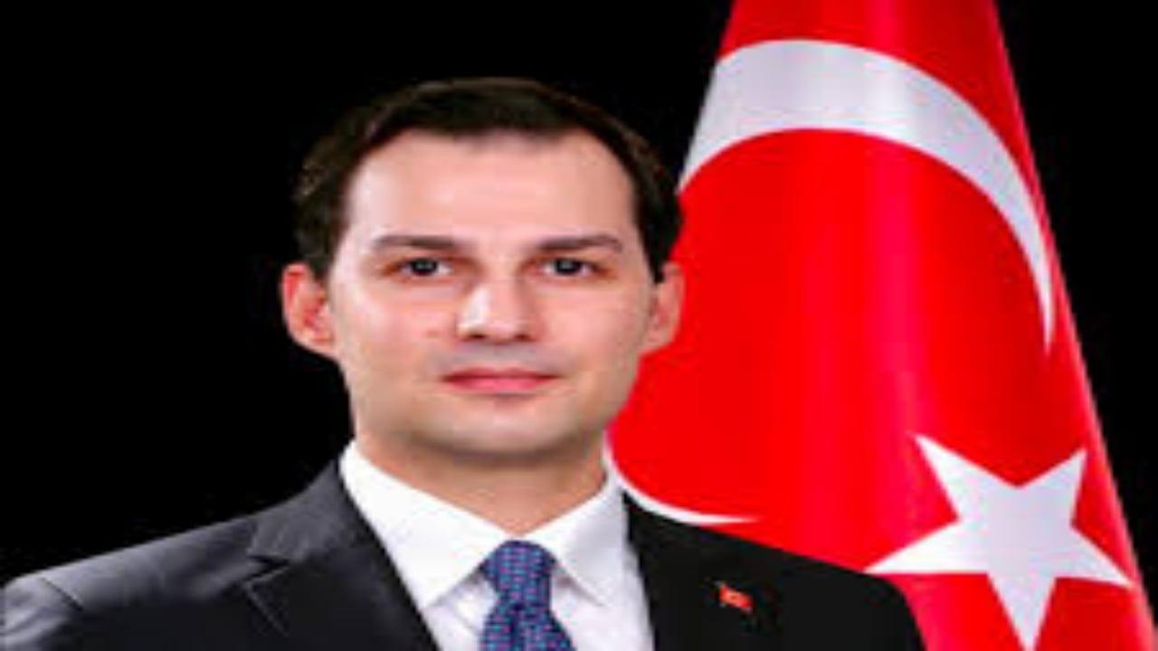 Foto - Polis, cami çıkışı elinde ayakkabıyla kaymakamı bekledi! Kaymakam bey, tepkiler sonrası bakın ne dedi? 