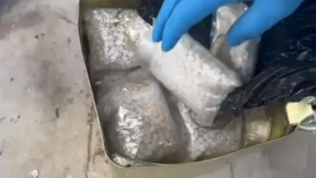 Foto - Polis ekipleri göz açtırmadı! Zeytinyağı tenekelerinden bakın ne çıktı