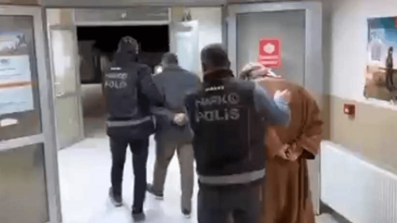 Foto - Polis ekipleri göz açtırmadı! Zeytinyağı tenekelerinden bakın ne çıktı