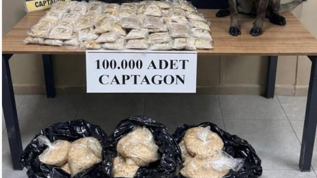 Foto - Polis ekipleri göz açtırmadı! Zeytinyağı tenekelerinden bakın ne çıktı