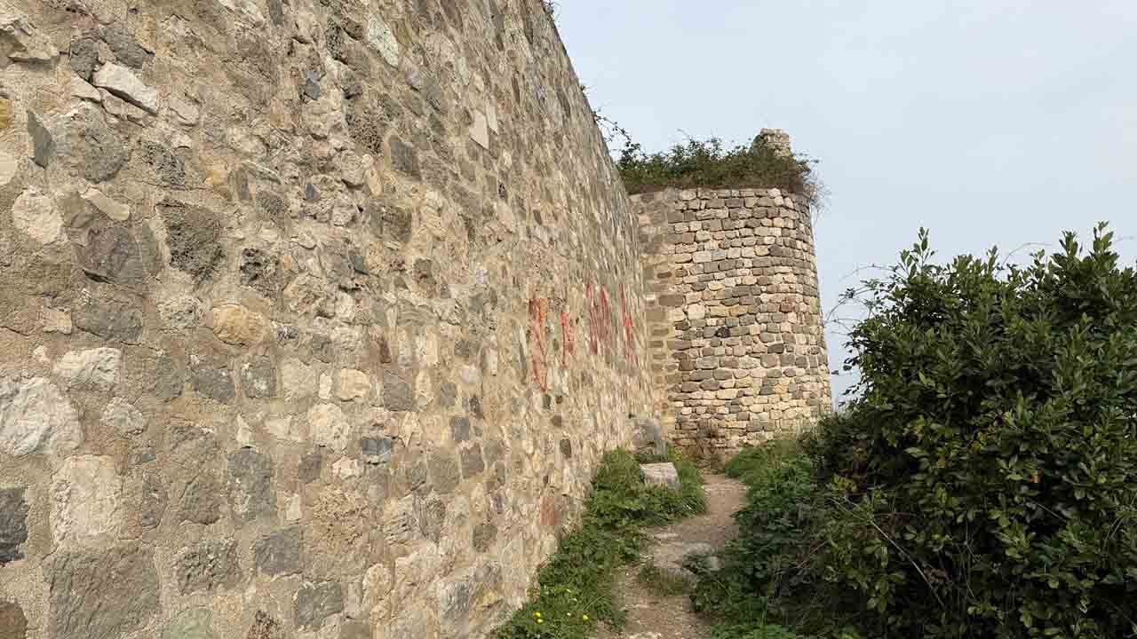 Foto - Polis ekipleri izlerini sürüyor: Tarihi kalenin duvarlarında skandal görüntü