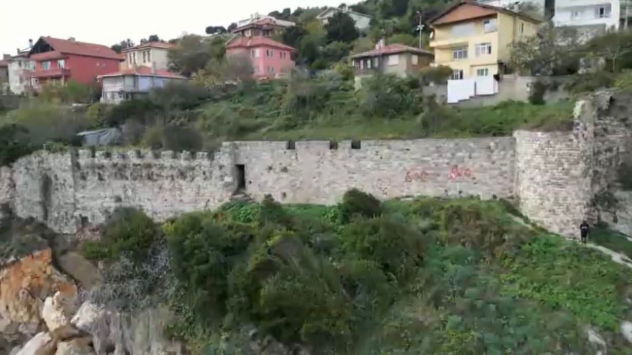 Foto - Polis ekipleri izlerini sürüyor: Tarihi kalenin duvarlarında skandal görüntü