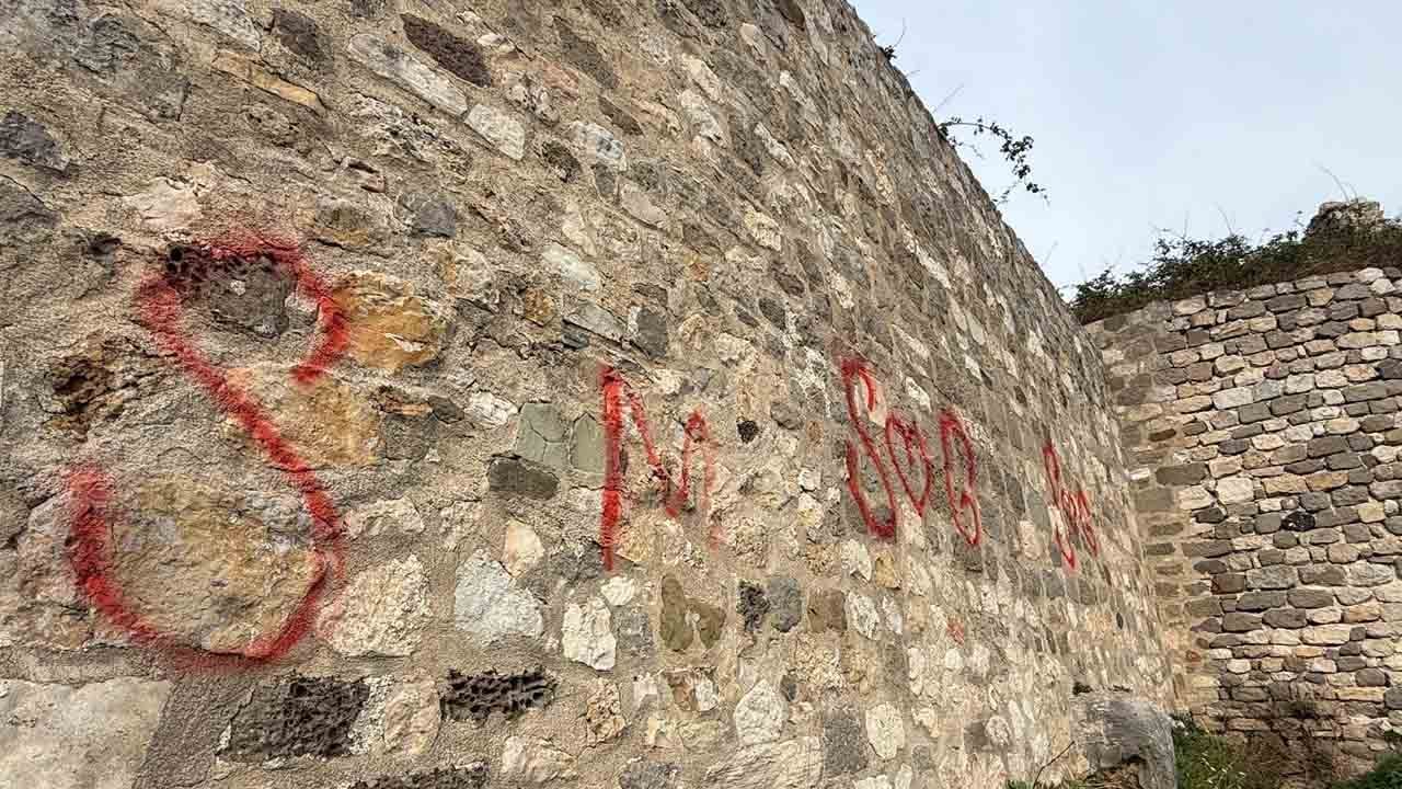 Foto - Polis ekipleri izlerini sürüyor: Tarihi kalenin duvarlarında skandal görüntü