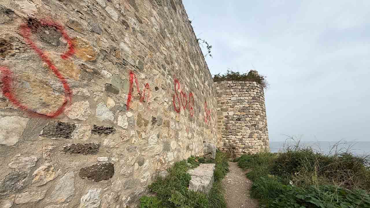 Polis ekipleri izlerini sürüyor: Tarihi kalenin duvarlarında skandal görüntü