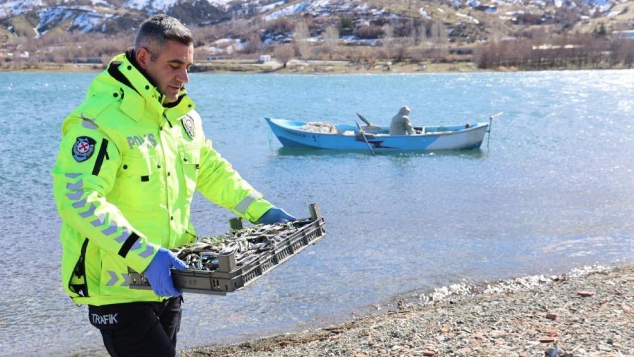 Foto - Polisin şefkat eli martı ve tavşanlara uzandı