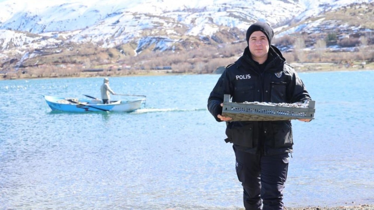 Foto - Polisin şefkat eli martı ve tavşanlara uzandı