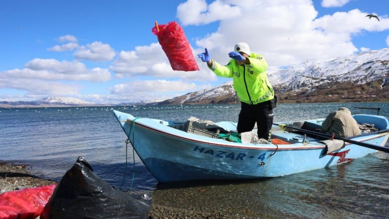 Foto - Polisin şefkat eli martı ve tavşanlara uzandı