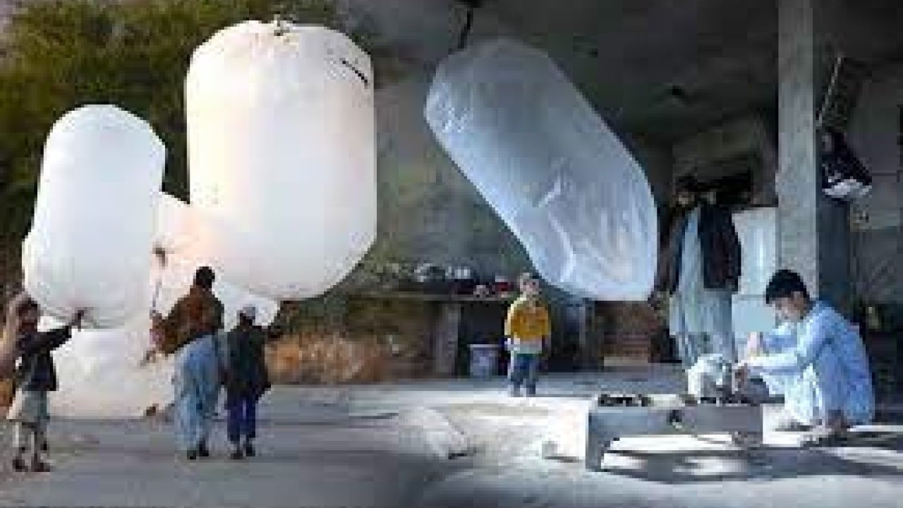 Foto - Poşeti alan tarlaya koştu! Yeni bulunan doğalgazı poşetlere dolduran götürüyor