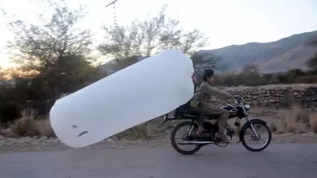 Foto - Poşeti alan tarlaya koştu! Yeni bulunan doğalgazı poşetlere dolduran götürüyor